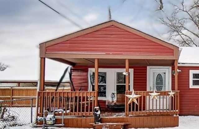 Charming 2 bed 1 bath with AC, large fenced yard  detached garage closing to everything! photos photos
