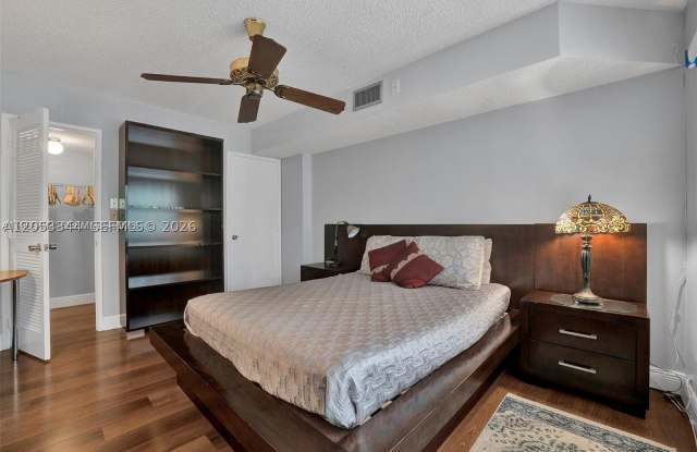 3970 Oaks Clubhouse Dr Gallery 2