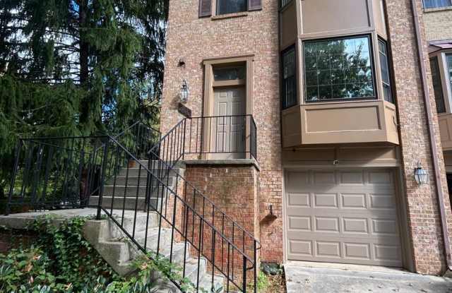 LUXURY END UNIT TOWNHOUSE Gallery 1