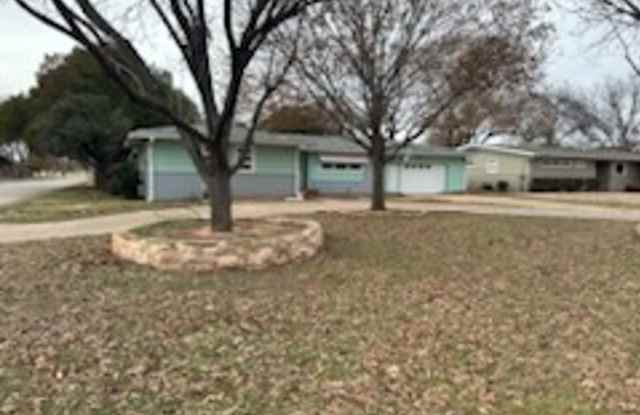 3 bed 2 bath Home with Pool! Gallery 1