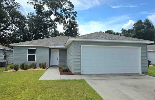 Charming 3-Bedroom Home - Spacious Backyard photos photos Charming 3-Bedroom Home - Spacious Backyard photos photos