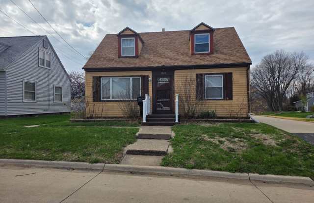 3 Bedroom 2 Bath house in Bettendorf - 1128 28th Street, Bettendorf, IA 52722