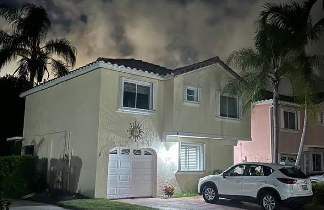 1077 Southeast 6th Avenue photos photos