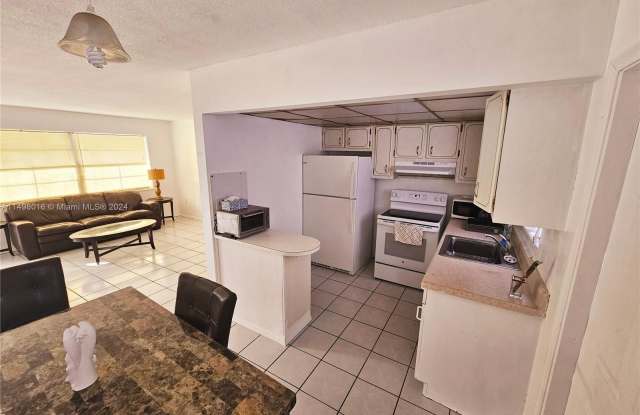 5112 Hollywood Blvd - 5112 Hollywood Boulevard, Hollywood, FL 33021