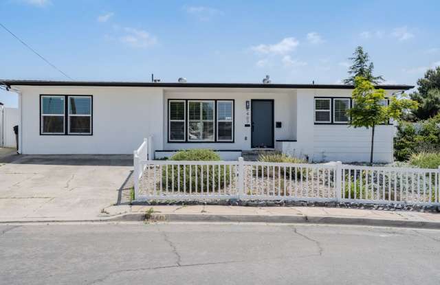 Stunning 4 Bed / 2 Bath with Chef’s Kitchen, In-Unit Laundry and Shared Backyard Retreat Gallery 1
