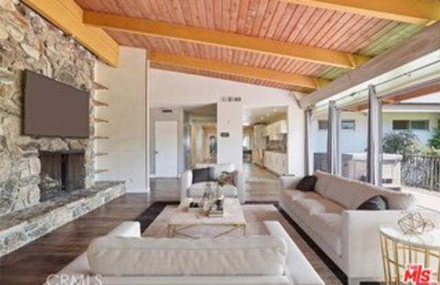 6732 Wooster Avenue Gallery 2