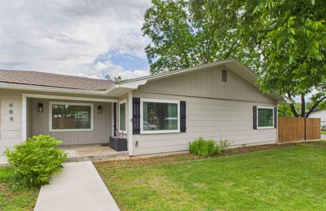 Charming 3-Bedroom Retreat with 2 Full Baths in the Heart of Fredericksburg! photos photos