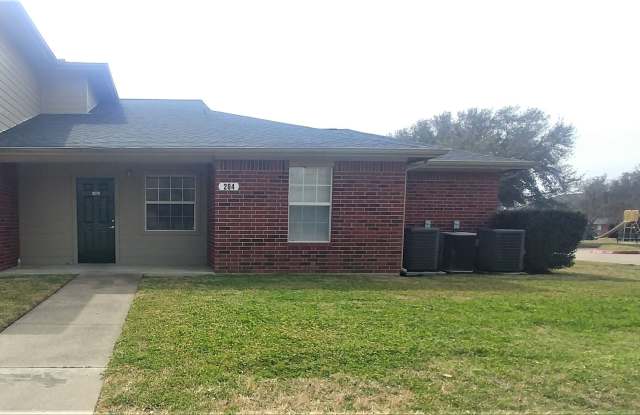 2 bed, 1 bath Downstairs Apartment Available NOW photos photos