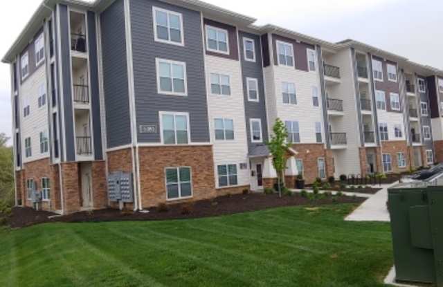 5400 N Summit Street - 5400 N Summit St, Gladstone, MO 64118