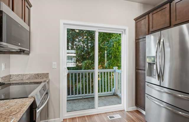 2Bd/2.25Ba Mountlake Terrace Townhome Gallery 4