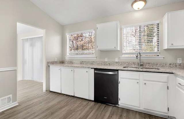 Room in 6 Bedroom Home in Lawrenceville Gallery 3