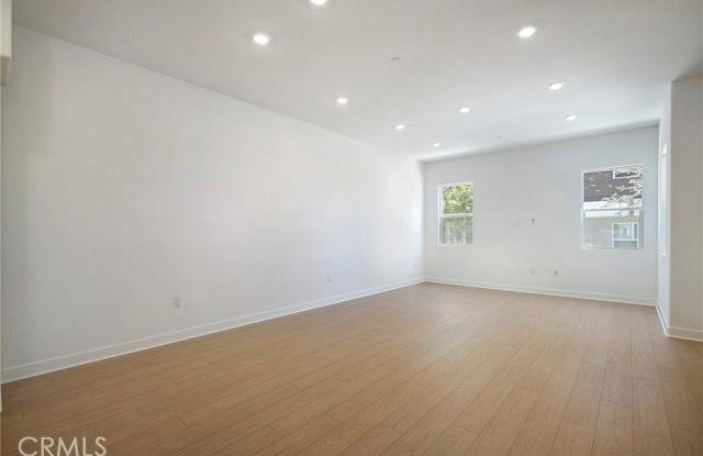 523 Mulligan Gallery 3