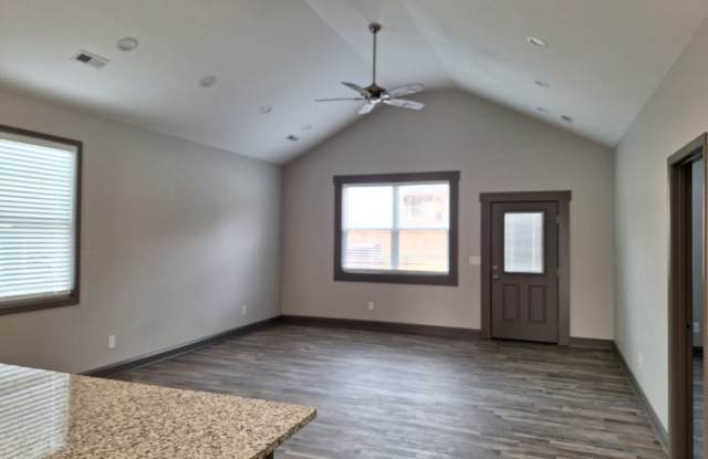 NEW DUPLEX Conveniently located to 40 West Gallery 3