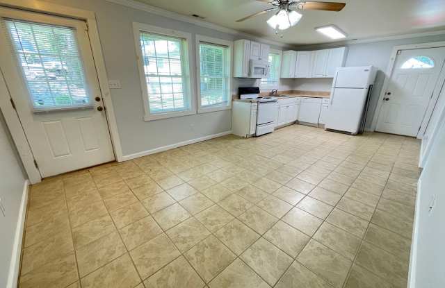 Walk to Campus & downtown from Whitaker St.- Updated 3br house w/ parking near UNC Gallery 1