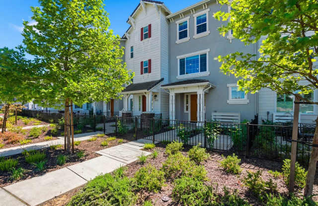 Spacious 3 Bed Townhome with Garage, A/C & Modern Finishes photos photos