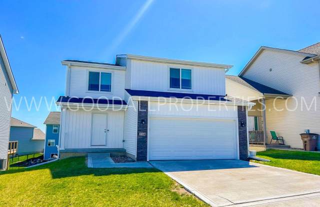 Newer Construction !!! 4 Bedroom 3.5 bathrooms with a walkout finished basement in Norwalk photos photos