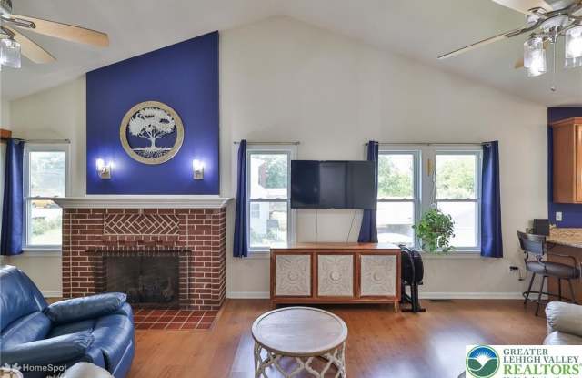 1635 Emmaus Avenue Gallery 3