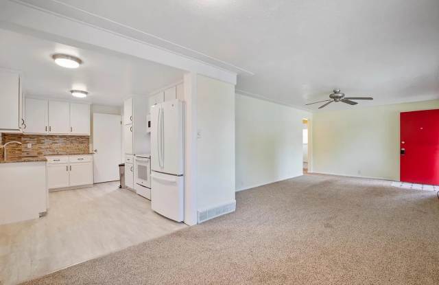 Spacious 3 Bedroom Near Olde Town Arvada with Private Yard Gallery 4