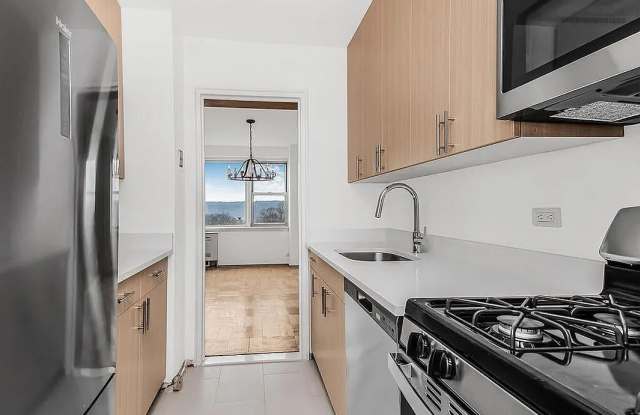 4555 Henry Hudson Pkwy Apt 901 Gallery 1