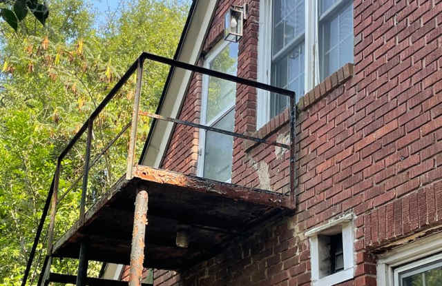 Renovated 2 Bedroom, 1 Bathroom Apartment Gallery 3