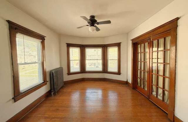 Charming 3-Bedroom Apartment in a Prime Location photos photos