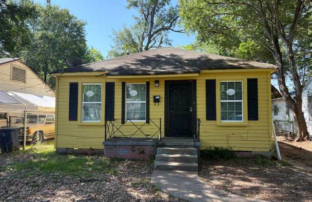 Nice 4 bedroom/1 bath house with Oven & Refrigerator! photos photos Nice 4 bedroom/1 bath house with Oven & Refrigerator! photos photos