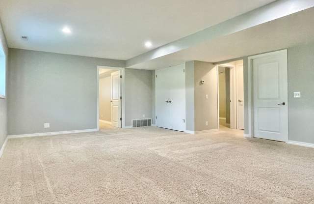 Beautiful Valley Views & Utilities Included! Gallery 4
