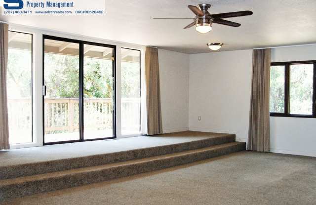 Spacious & fully equipped 4+ bd. home in Deerwood Estates! Gallery 3