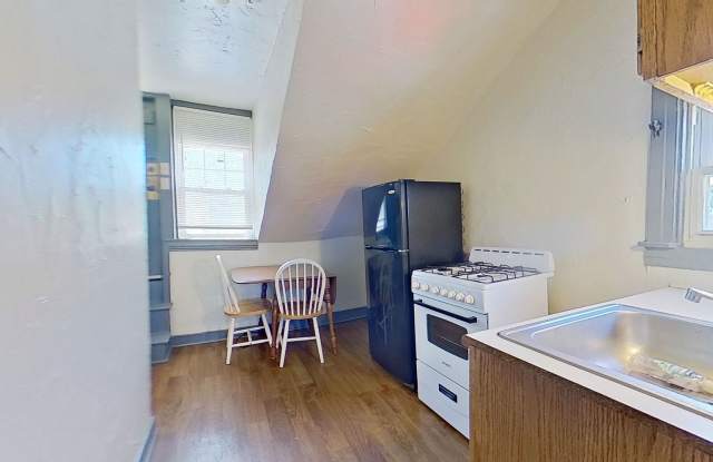 2nd Floor Apartment w/ ALL Utilities Included Gallery 3