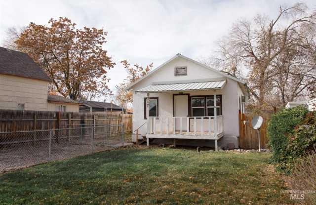 717 NW 2nd St - 717 Northwest 2nd Street, Ontario, OR 97914