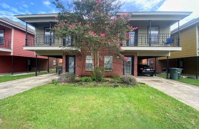 Updated 2-Bed Townhouse Steps from McNeese - W/D Included photos photos