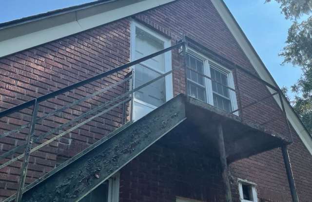 Renovated 2 Bedroom, 1 Bathroom Apartment Gallery 1
