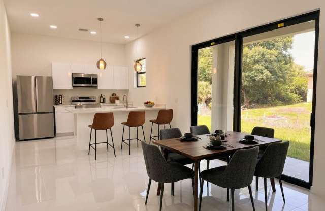 728 Crestline Avenue Southclientes@realtymiamigroup.com photos photos