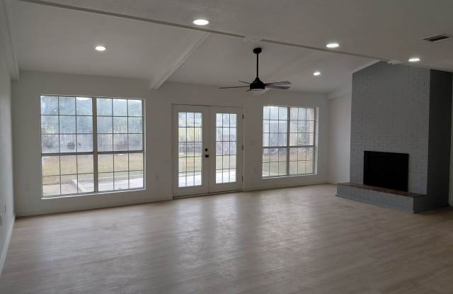 3/2/2 Newly remodeled home with new appliance, flooring and much more! photos photos