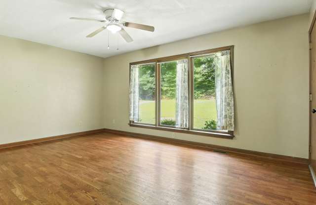 Spacious 3 Bed, 3 Bath Home on an Acre – Move-In Ready! Gallery 4