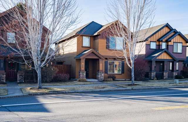SE Home near parks and Bend Golf Club Gallery 3