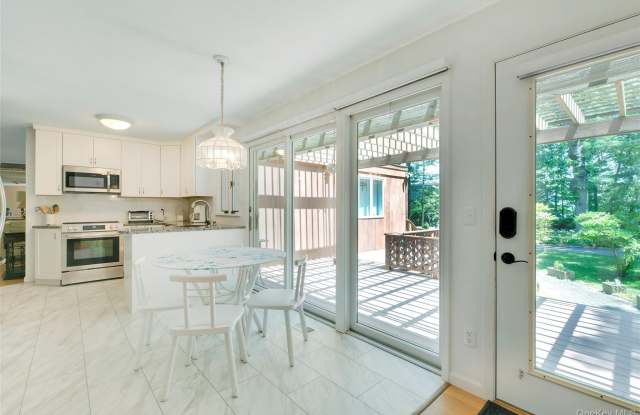 1075 Inlet Lane Gallery 3