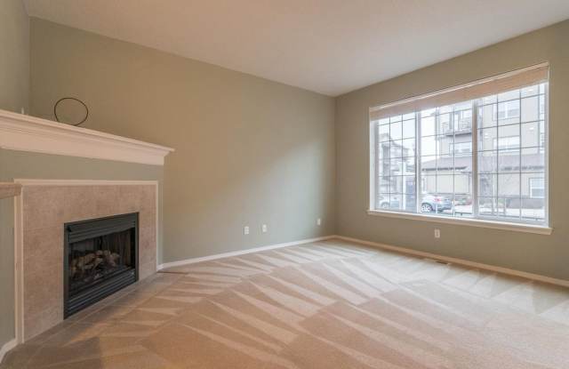 Beautiful Elmonica 3BR/2.5BA Townhouse w/ Front Fenced Patio + 2-Car Garage + Clubhouse/Fitness Center + W/D + Pets Welcome!! Gallery 4