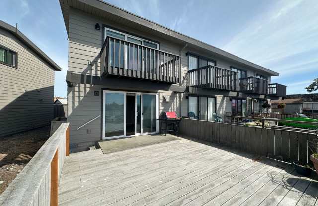 RENT SPECIAL! 1/2 MONTH OFF RENT IF SIGNED LEASE BY 9/30! 2 Bed 2 Bath Waterfront Condo in Sandy Point Gallery 4