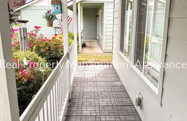 Charming 2BD/2BA duplex In Hillsboro! Gallery 4