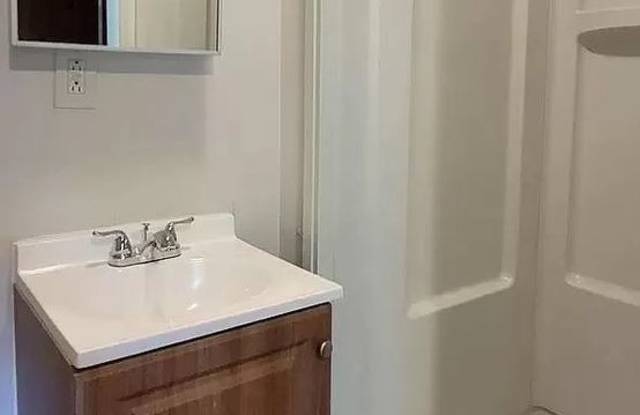 Room in 3 Bedroom Home at Crispin Ave Gallery 4