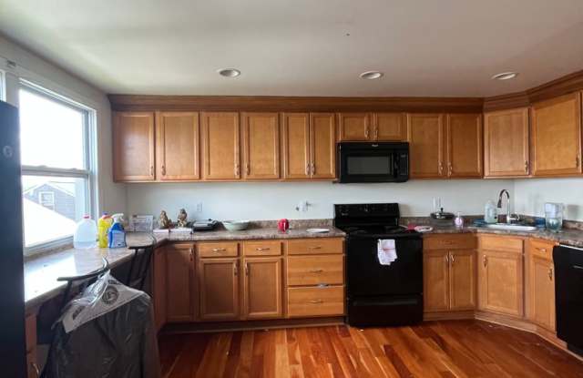 4 Bedroom House on Southside Slopes. - 2 Decks with amazing views - Central Air - Washer/Dryer Gallery 2