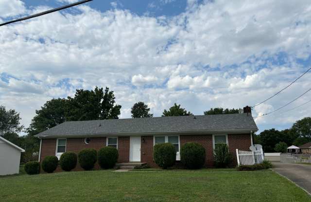 927 Kenwood Drive - Rossview Schools! Gallery 1