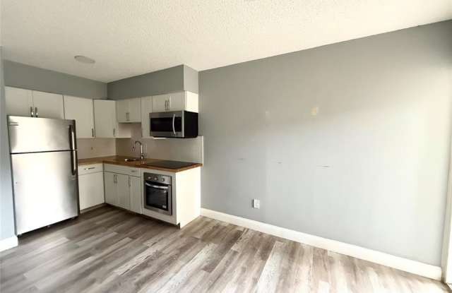 800 SE 18th Street unit: 2 photos photos