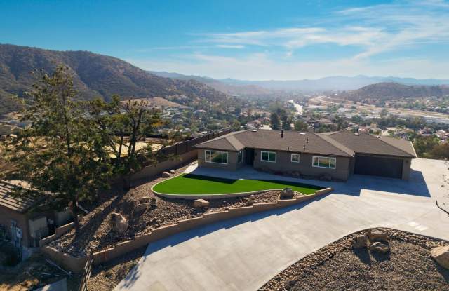 Remodeled 3BR House with Panoramic Mountain Views | Private Drive, Garage & RV Parking! Gallery 4