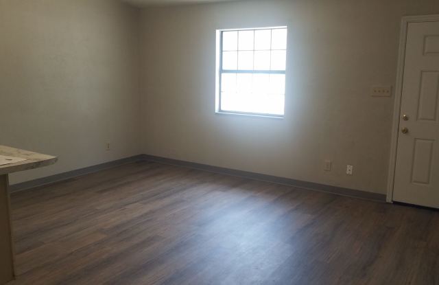 Check Out This 2 bedroom/1 bathroom Duplex! Gallery 3