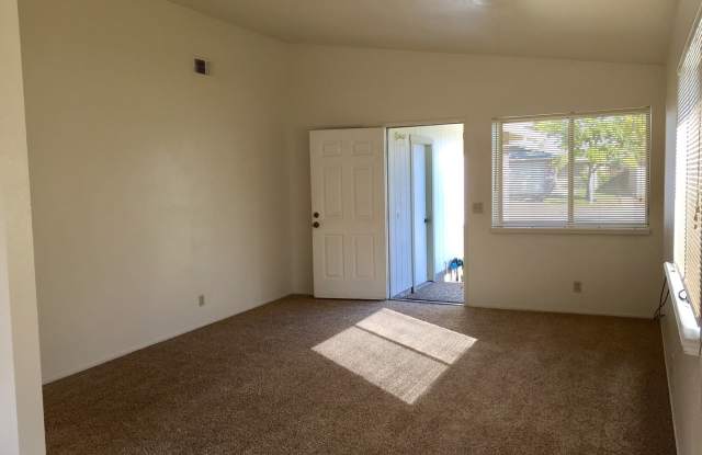 Rare find home with 2-Car Garage, Fenced Yard, with Convenient Location! Gallery 3