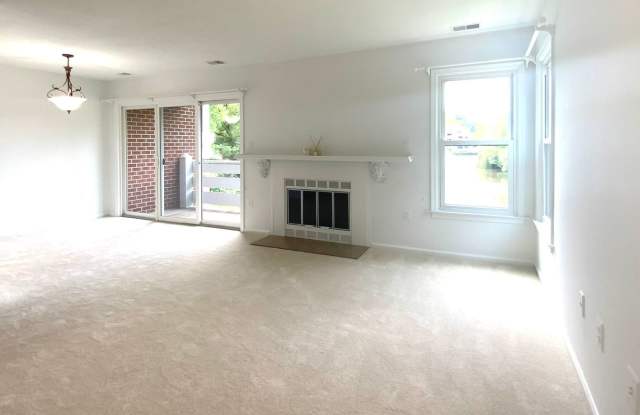 Lake View Condo - Move In Today Gallery 3