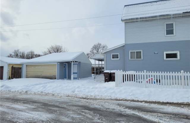 369 Reiman St (lower middle) Gallery 3