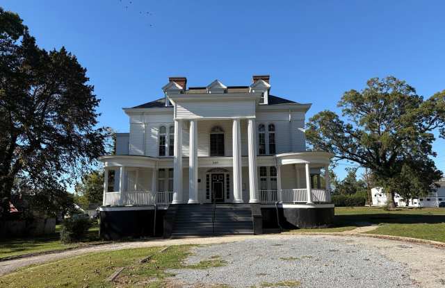 Apartment located inside beautiful historcal home in Lynchburg! Gallery 1
